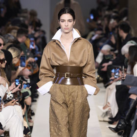 Prohlédněte si kolekci Max Mara Ready to Wear Fall Winter 2023...
Prohlédněte si kolekci Max Mara Ready to Wear Fall Winter 2023...