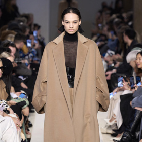 Prohlédněte si kolekci Max Mara Ready to Wear Fall Winter 2023...
Prohlédněte si kolekci Max Mara Ready to Wear Fall Winter 2023...