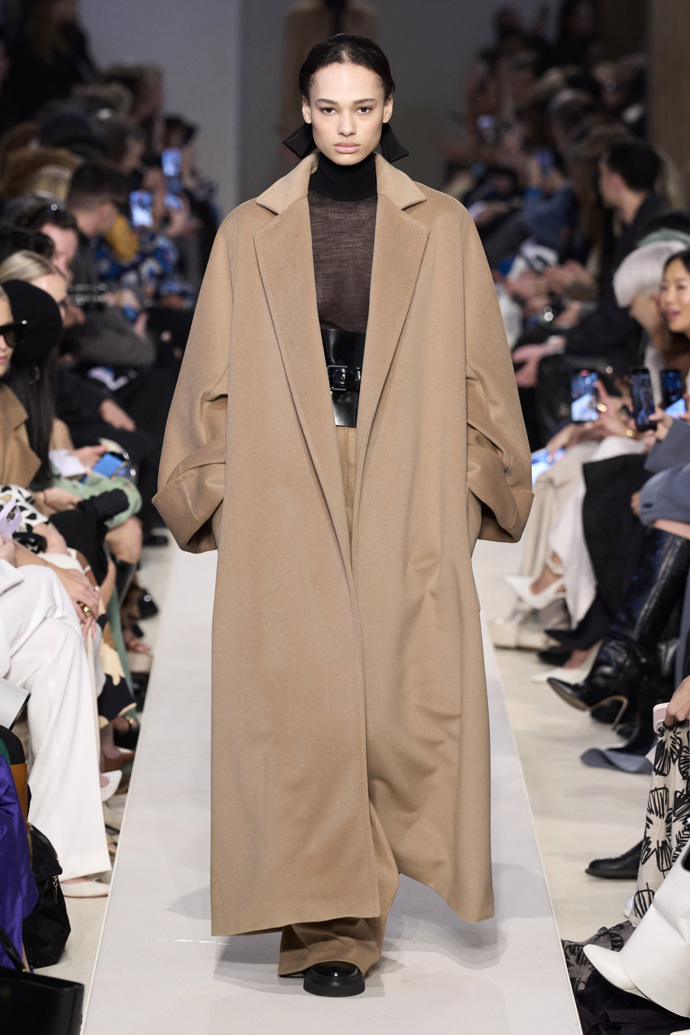 Prohlédněte si kolekci Max Mara Ready to Wear Fall Winter 2023...
