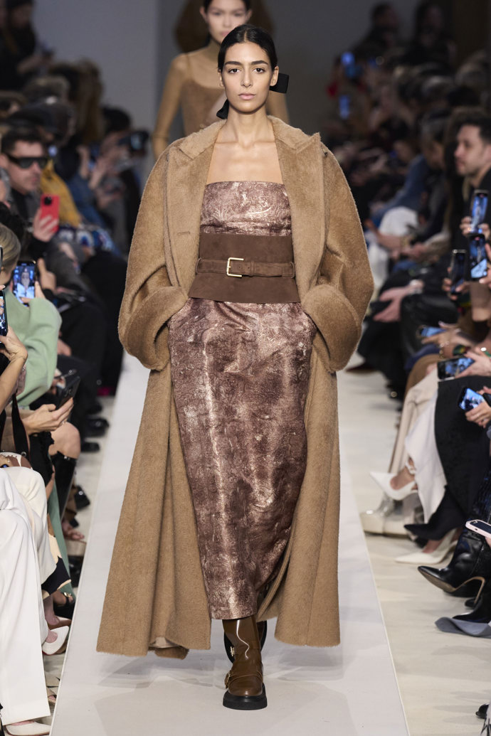 Prohlédněte si kolekci Max Mara Ready to Wear Fall Winter 2023...

