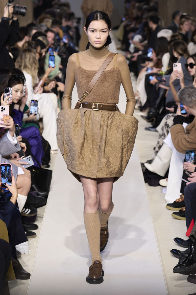 Prohlédněte si kolekci Max Mara Ready to Wear Fall Winter 2023...
