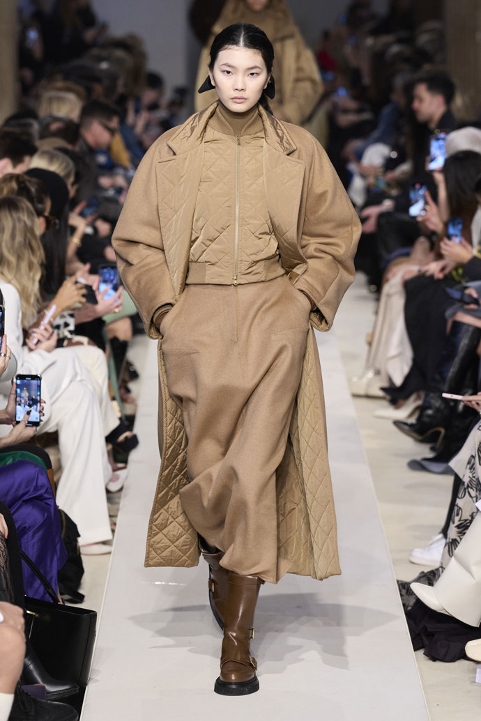 Prohlédněte si kolekci Max Mara Ready to Wear Fall Winter 2023...
