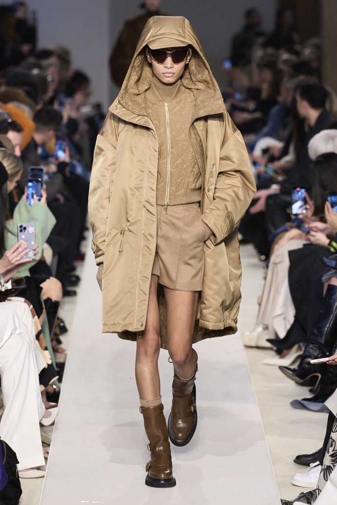 Prohlédněte si kolekci Max Mara Ready to Wear Fall Winter 2023...
