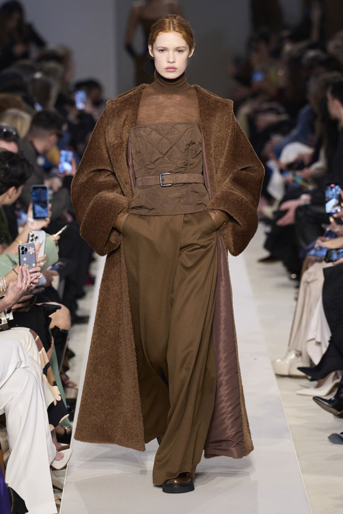 Prohlédněte si kolekci Max Mara Ready to Wear Fall Winter 2023...

