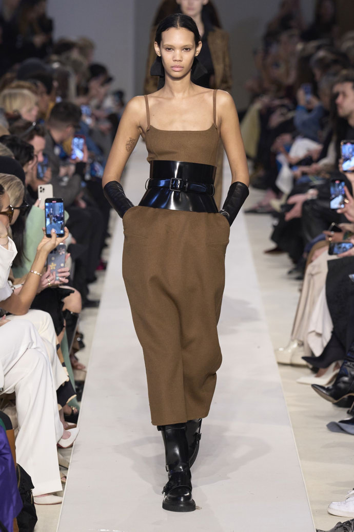 Prohlédněte si kolekci Max Mara Ready to Wear Fall Winter 2023...
