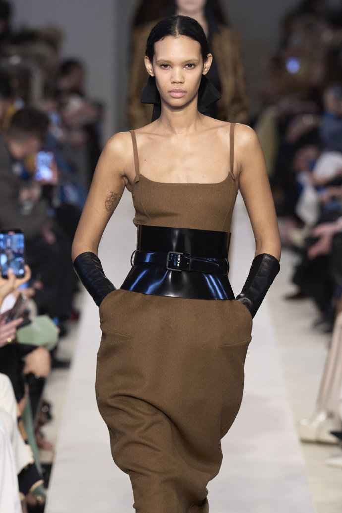 Prohlédněte si kolekci Max Mara Ready to Wear Fall Winter 2023...
