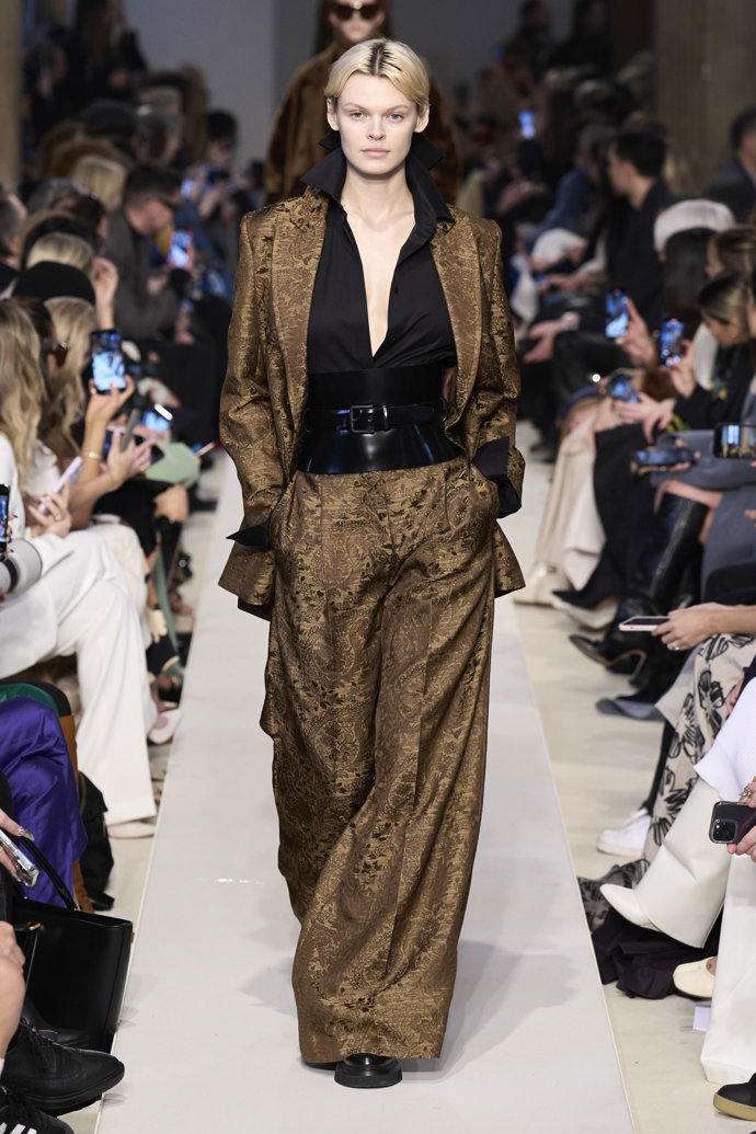 Prohlédněte si kolekci Max Mara Ready to Wear Fall Winter 2023...

