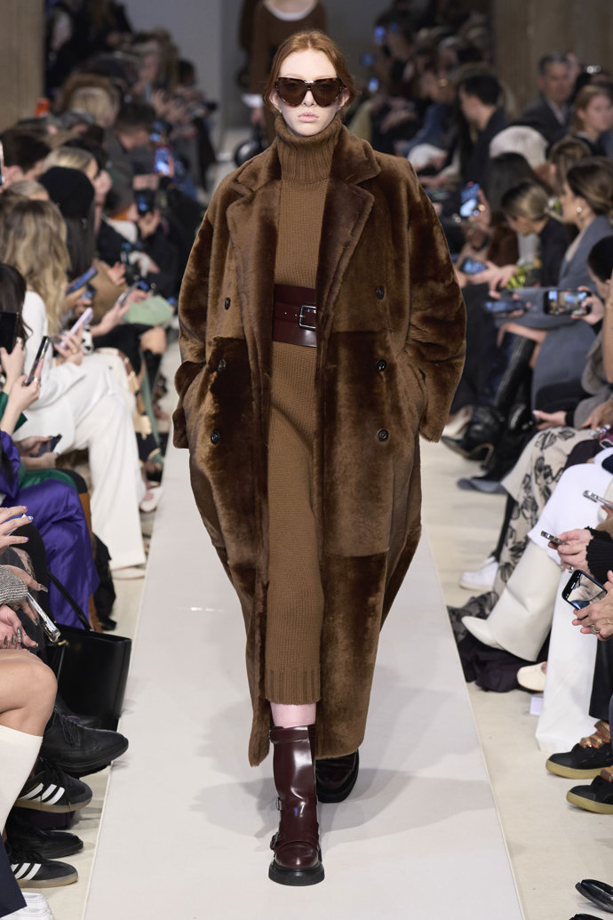 Prohlédněte si kolekci Max Mara Ready to Wear Fall Winter 2023...
