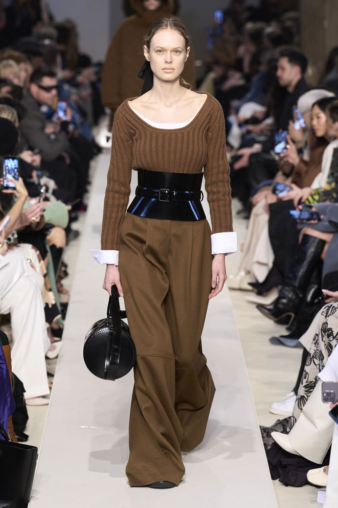 Prohlédněte si kolekci Max Mara Ready to Wear Fall Winter 2023...
