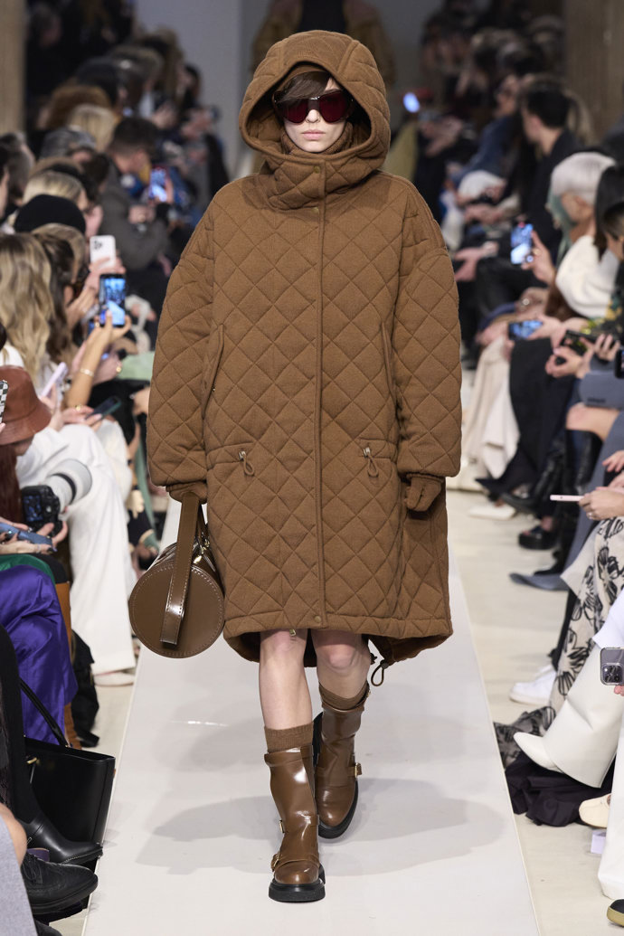 Prohlédněte si kolekci Max Mara Ready to Wear Fall Winter 2023...
