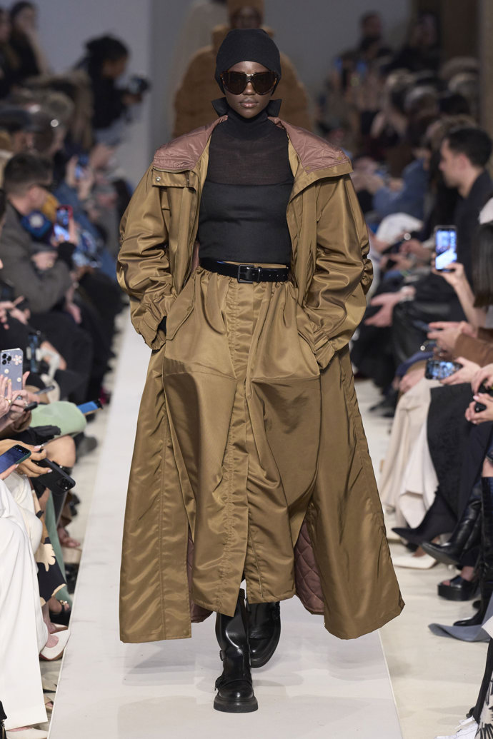 Prohlédněte si kolekci Max Mara Ready to Wear Fall Winter 2023...
