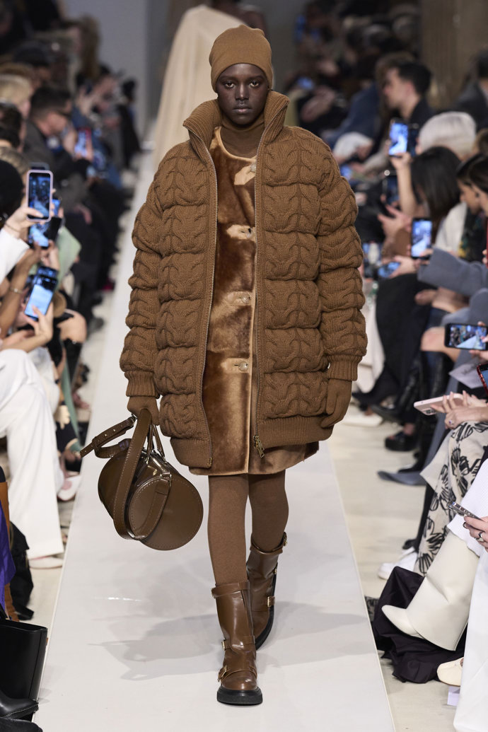 Prohlédněte si kolekci Max Mara Ready to Wear Fall Winter 2023...
