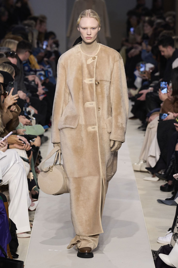 Prohlédněte si kolekci Max Mara Ready to Wear Fall Winter 2023...
