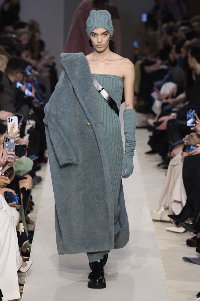 Prohlédněte si kolekci Max Mara Ready to Wear Fall Winter 2023...
