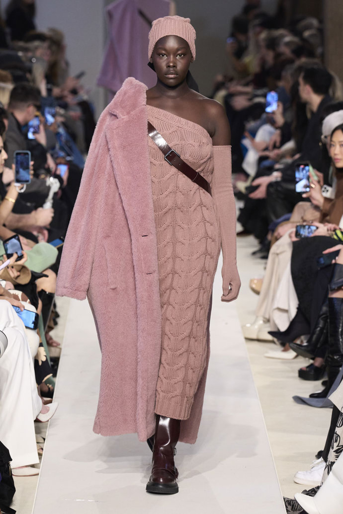 Prohlédněte si kolekci Max Mara Ready to Wear Fall Winter 2023...
