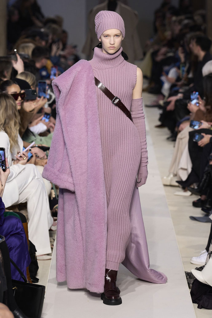 Prohlédněte si kolekci Max Mara Ready to Wear Fall Winter 2023...

