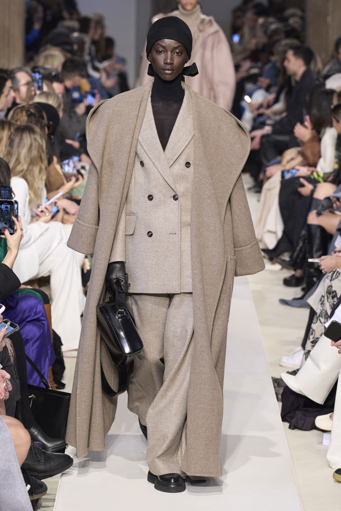Prohlédněte si kolekci Max Mara Ready to Wear Fall Winter 2023...
