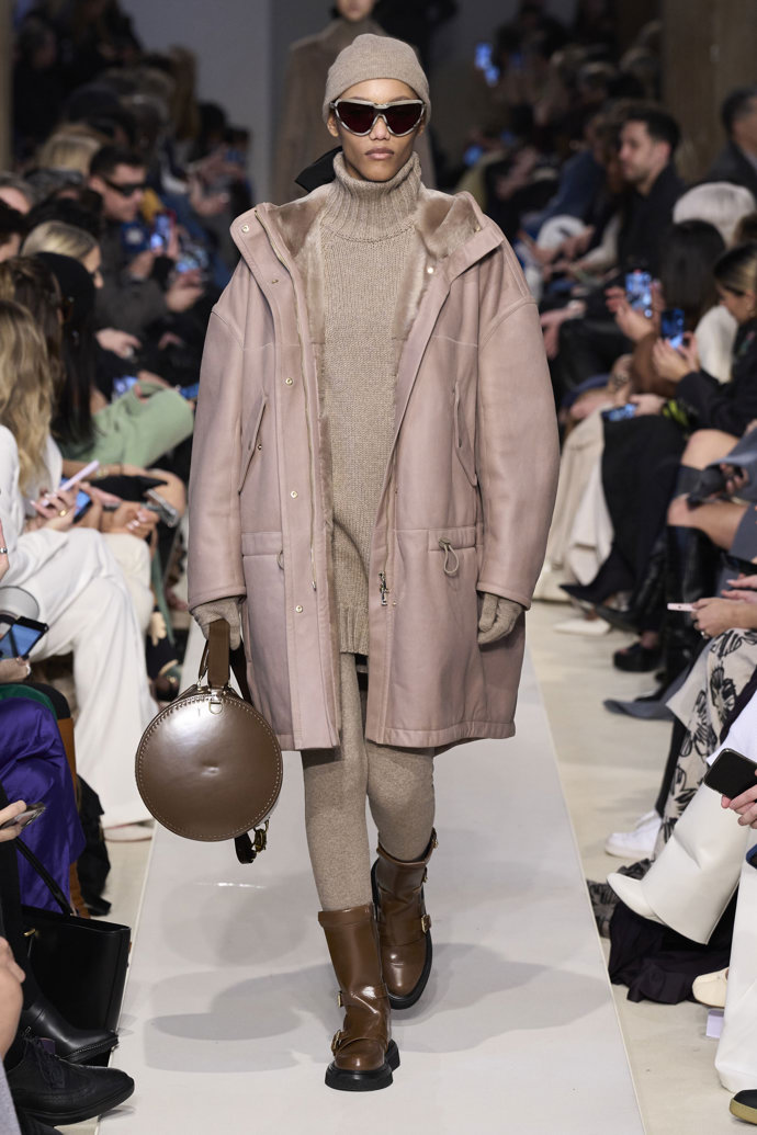 Prohlédněte si kolekci Max Mara Ready to Wear Fall Winter 2023...
