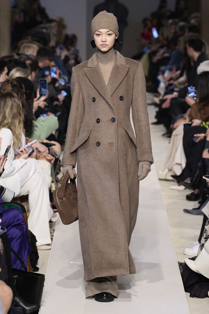 Prohlédněte si kolekci Max Mara Ready to Wear Fall Winter 2023...
