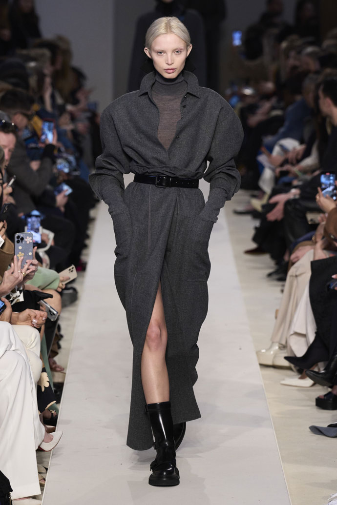Prohlédněte si kolekci Max Mara Ready to Wear Fall Winter 2023...
