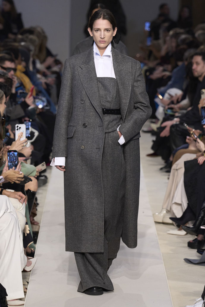 Prohlédněte si kolekci Max Mara Ready to Wear Fall Winter 2023...
