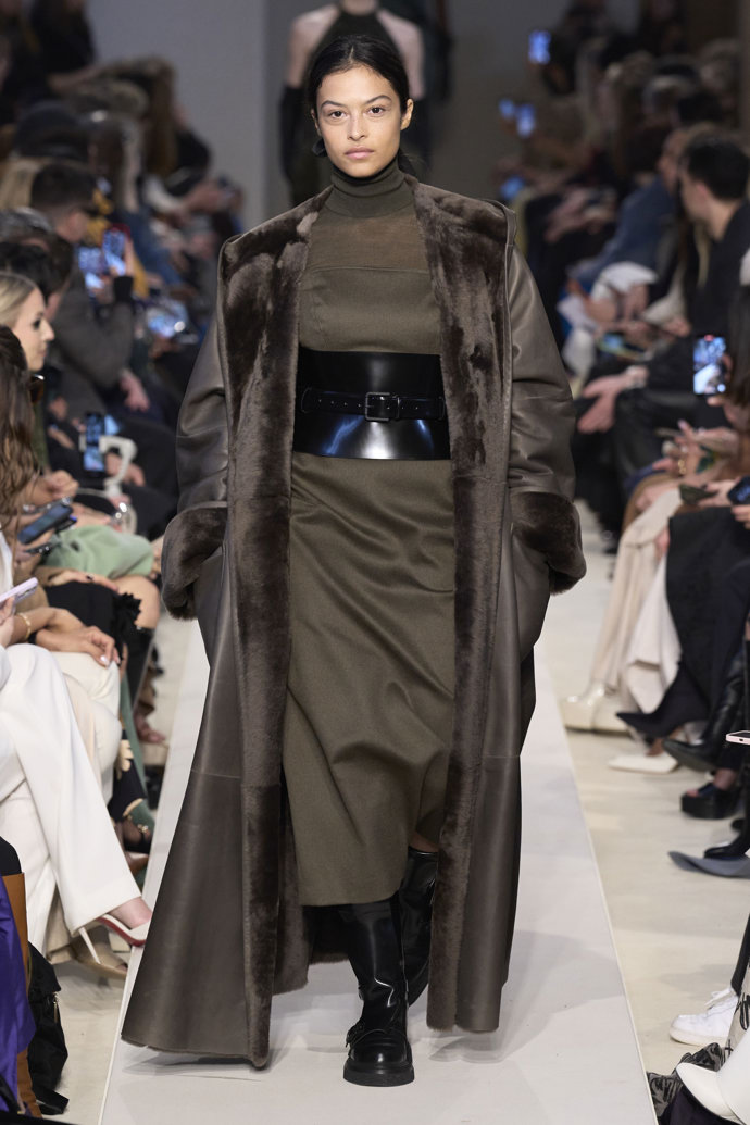 Prohlédněte si kolekci Max Mara Ready to Wear Fall Winter 2023...
