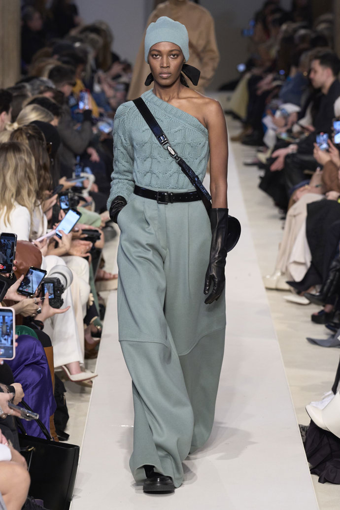 Prohlédněte si kolekci Max Mara Ready to Wear Fall Winter 2023...
