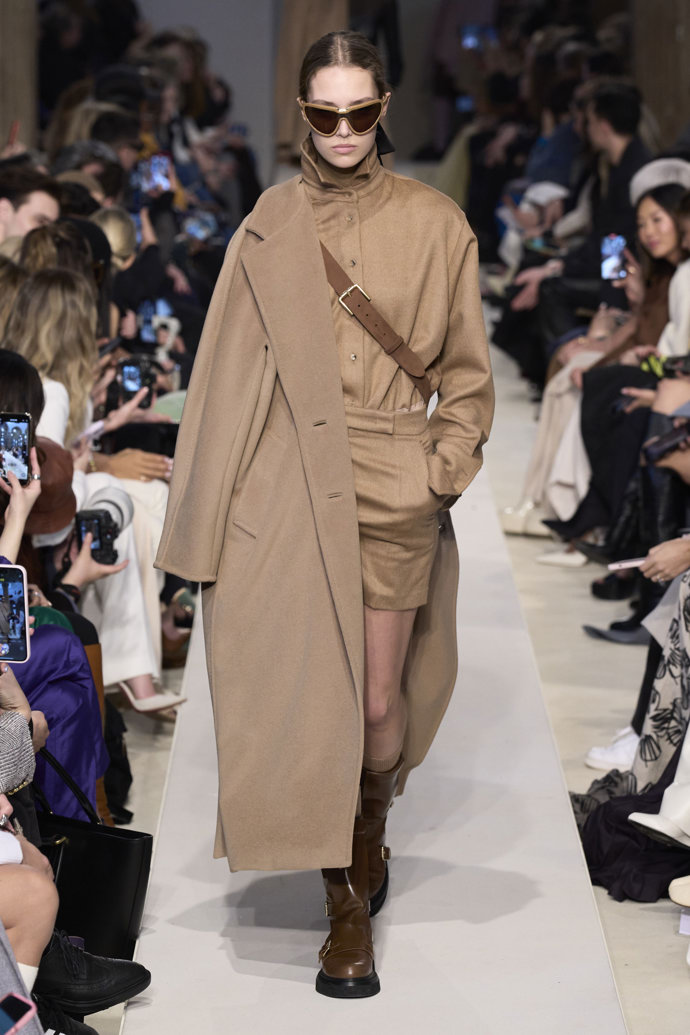 Prohlédněte si kolekci Max Mara Ready to Wear Fall Winter 2023...
