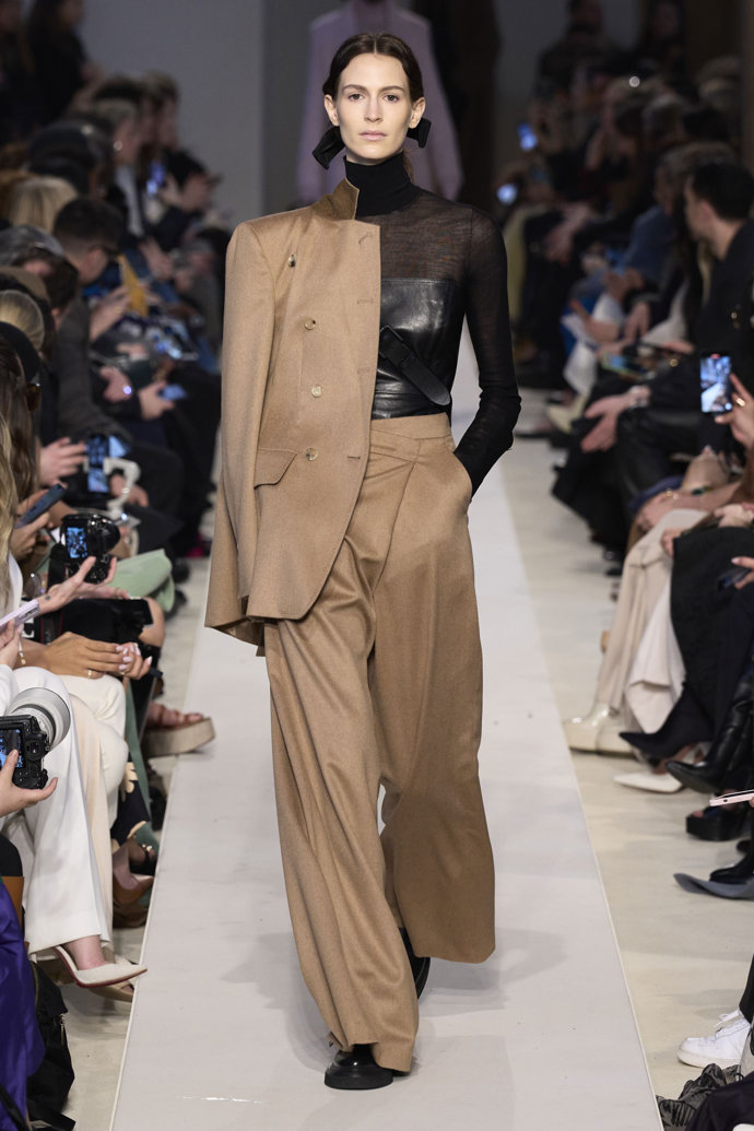 Prohlédněte si kolekci Max Mara Ready to Wear Fall Winter 2023...
