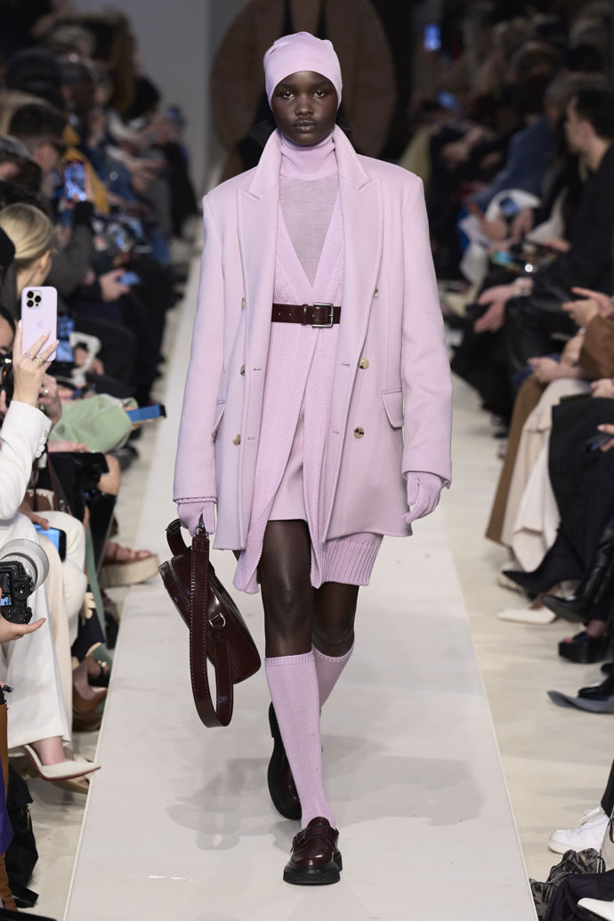 Prohlédněte si kolekci Max Mara Ready to Wear Fall Winter 2023...
