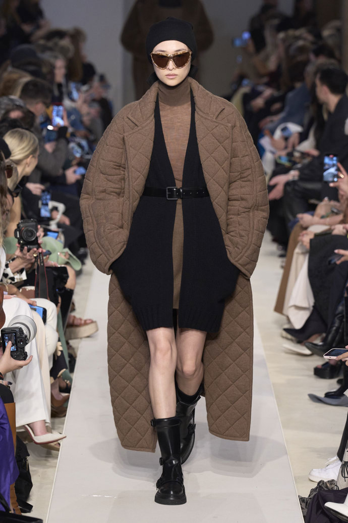 Prohlédněte si kolekci Max Mara Ready to Wear Fall Winter 2023...
