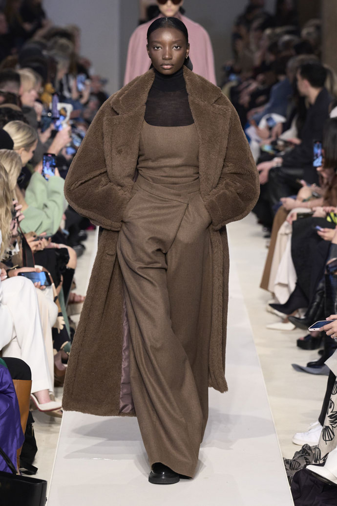 Prohlédněte si kolekci Max Mara Ready to Wear Fall Winter 2023...
