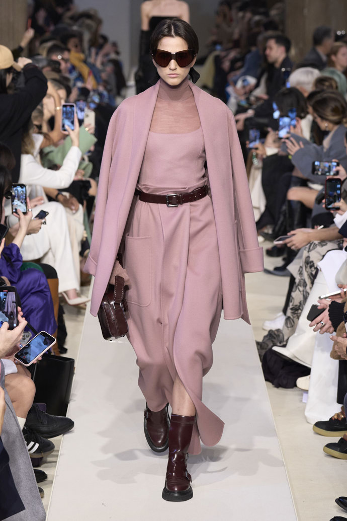 Prohlédněte si kolekci Max Mara Ready to Wear Fall Winter 2023...
