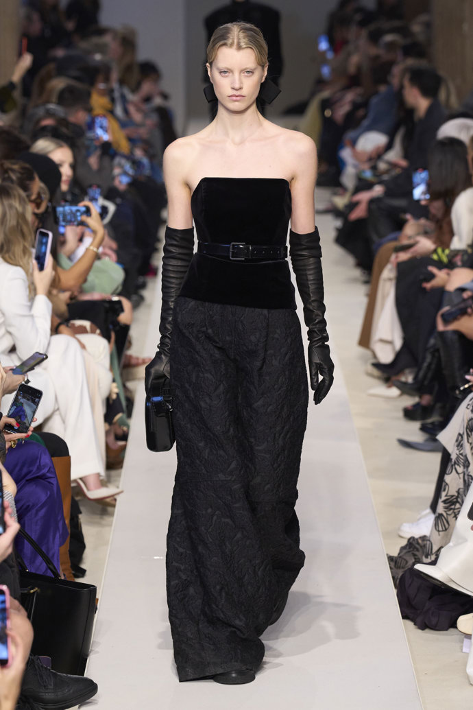 Prohlédněte si kolekci Max Mara Ready to Wear Fall Winter 2023...

