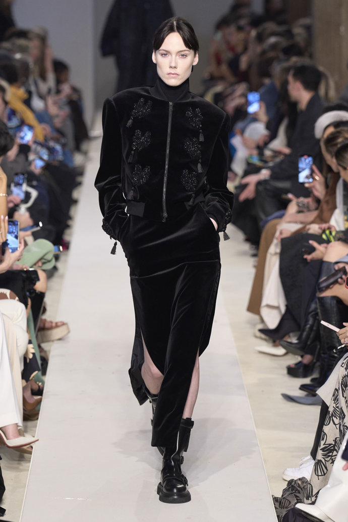 Prohlédněte si kolekci Max Mara Ready to Wear Fall Winter 2023...
