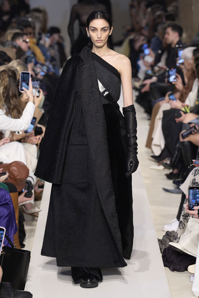 Prohlédněte si kolekci Max Mara Ready to Wear Fall Winter 2023...
