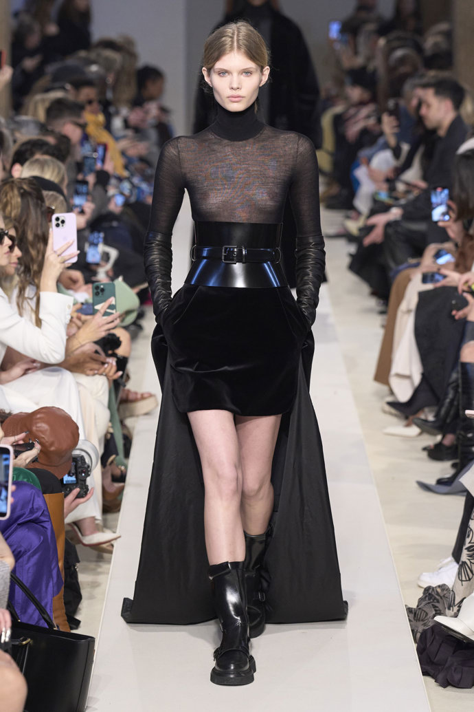 Prohlédněte si kolekci Max Mara Ready to Wear Fall Winter 2023...
