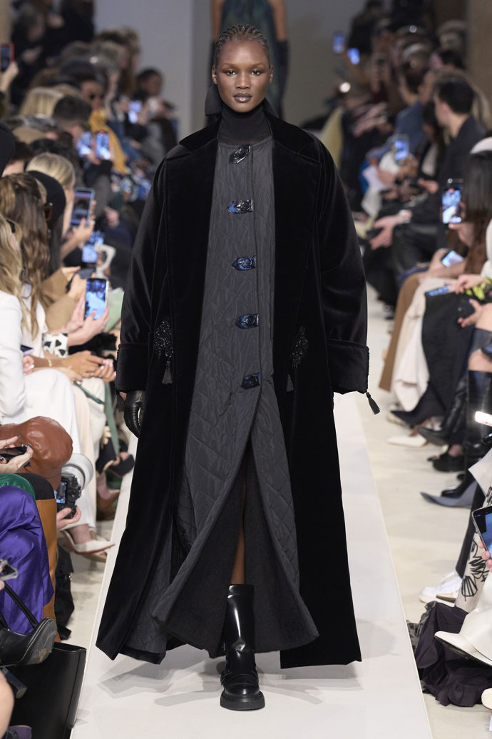 Prohlédněte si kolekci Max Mara Ready to Wear Fall Winter 2023...
