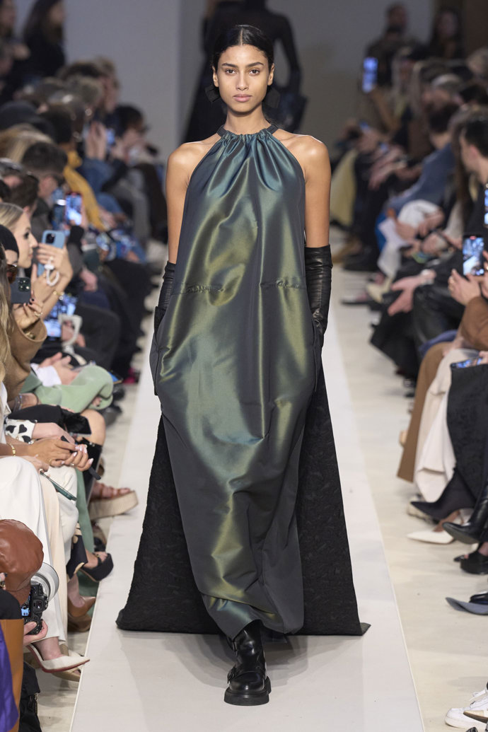 Prohlédněte si kolekci Max Mara Ready to Wear Fall Winter 2023...
