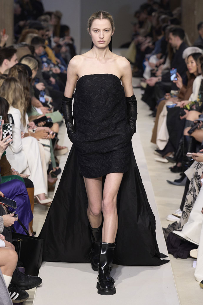 Prohlédněte si kolekci Max Mara Ready to Wear Fall Winter 2023...

