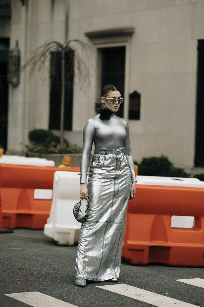 Inspirujte se metalickým leskem v ulicích fashion weeků...
