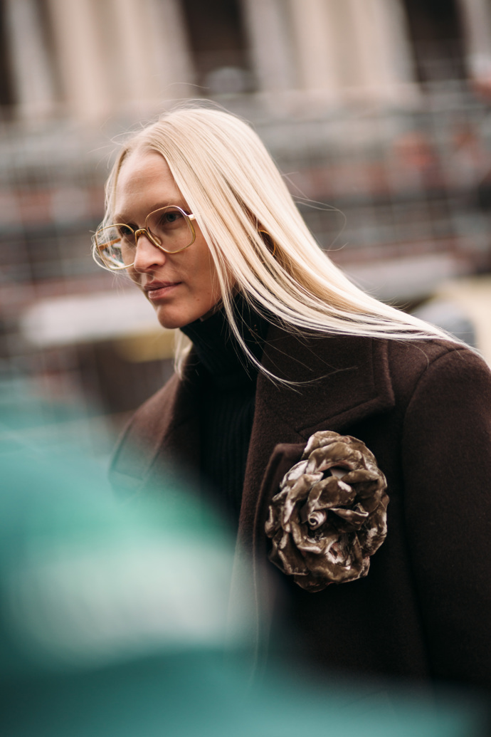Inspirujte se metalickým leskem v ulicích fashion weeků...

