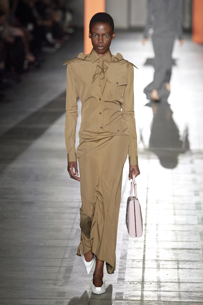 Prohlédněte si kolekci Prada Ready to Wear Fall Winter 2023...
Prohlédněte si kolekci Prada Ready to Wear Fall Winter 2023...