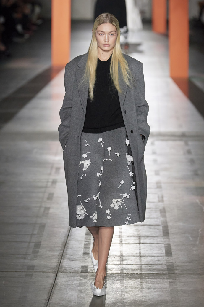Prohlédněte si kolekci Prada Ready to Wear Fall Winter 2023...
Prohlédněte si kolekci Prada Ready to Wear Fall Winter 2023...