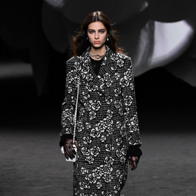 Prohlédněte si kolekci CHANEL Ready to Wear Fall Winter 2023...
Prohlédněte si kolekci CHANEL Ready to Wear Fall Winter 2023...