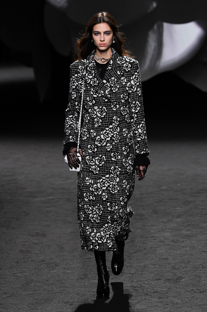 Prohlédněte si kolekci CHANEL Ready to Wear Fall Winter 2023...
Prohlédněte si kolekci CHANEL Ready to Wear Fall Winter 2023...