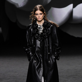 Prohlédněte si kolekci CHANEL Ready to Wear Fall Winter 2023...
Prohlédněte si kolekci CHANEL Ready to Wear Fall Winter 2023...