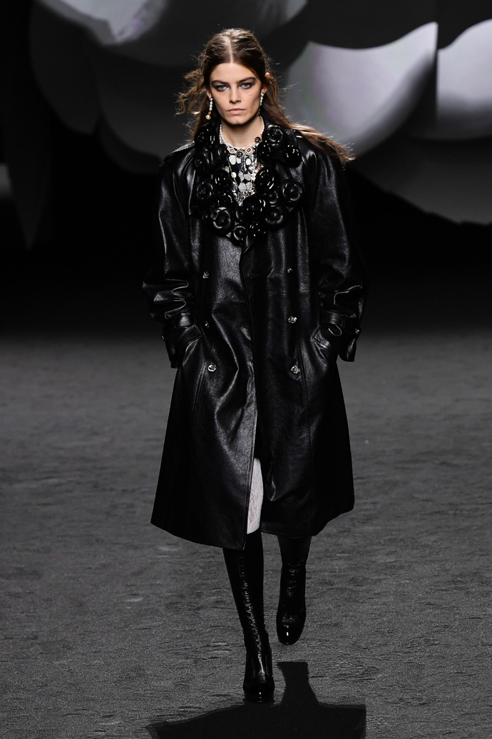 Prohlédněte si kolekci CHANEL Ready to Wear Fall Winter 2023...
Prohlédněte si kolekci CHANEL Ready to Wear Fall Winter 2023...