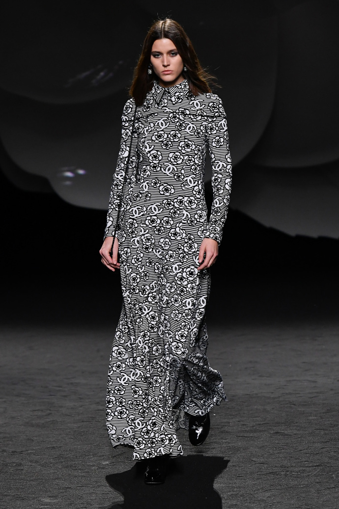 Prohlédněte si kolekci CHANEL Ready to Wear Fall Winter 2023...
Prohlédněte si kolekci CHANEL Ready to Wear Fall Winter 2023...