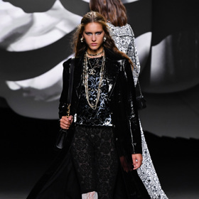 Prohlédněte si kolekci CHANEL Ready to Wear Fall Winter 2023...
Prohlédněte si kolekci CHANEL Ready to Wear Fall Winter 2023...